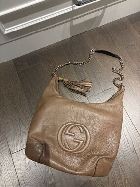 Gucci authentic Tan Pebbled Leather Soho Hobo with Tassel & Chain Strap